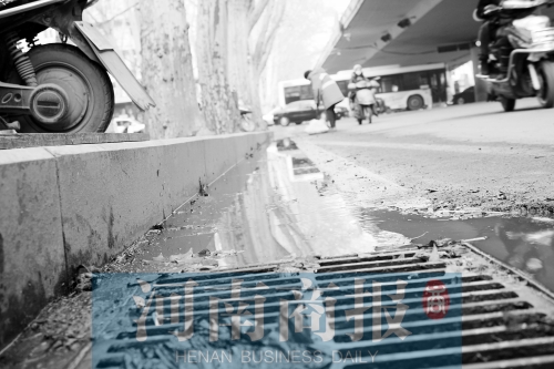 現(xiàn)場，污水流到了機動車道上