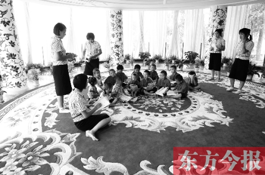 鄭州一幼兒園里的孩子在老師的帶領(lǐng)下讀《論語》。