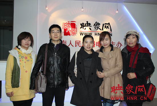 網(wǎng)友出發(fā)前和東方今報記者劉長征、河南電臺新聞廣播記者王巴燕（左二、左三）合影