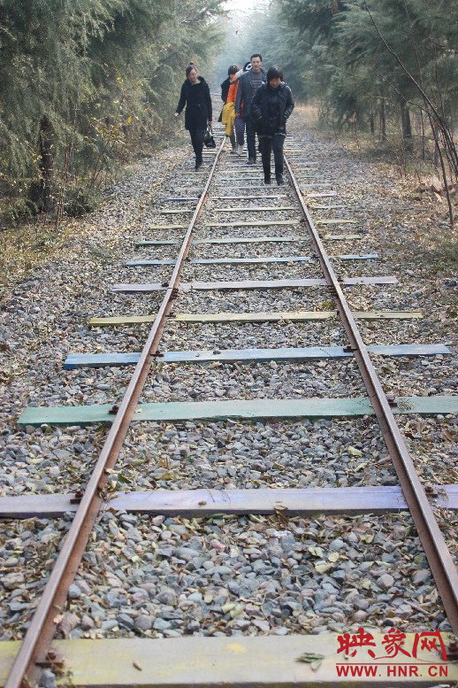 景區(qū)保留下來的火車道，下面的木基被染成了五顏六色