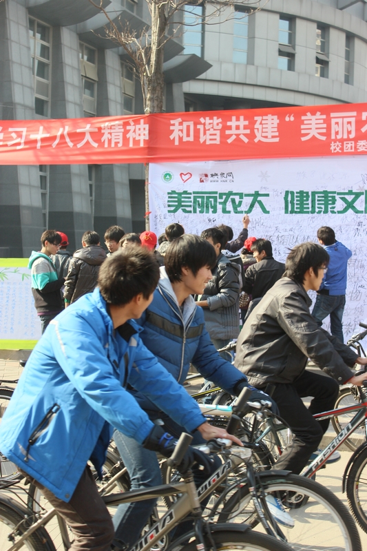 活動(dòng)現(xiàn)場(chǎng)人流涌動(dòng)，過路人群駐足觀看