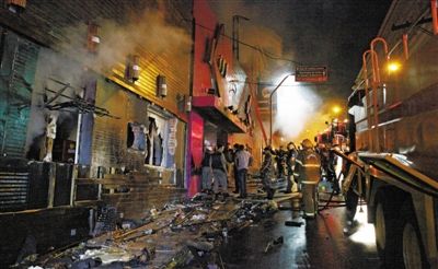 27日凌晨，巴西南里奧格蘭德州圣瑪麗亞市一家夜總會(huì)突發(fā)大火，造成至少245人死亡。圖為消防人員正在現(xiàn)場(chǎng)滅火救援。