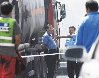 陜西“表哥”楊達(dá)才在車禍現(xiàn)場(chǎng)。資料圖