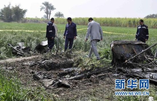 2月26日，在埃及旅游城市盧克索附近，警察和救援人員在發(fā)生熱氣球爆炸事故的現(xiàn)場(chǎng)查看熱氣球殘骸。