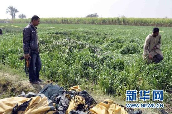2月26日，在埃及旅游城市盧克索附近，當(dāng)?shù)匕踩藛T在發(fā)生熱氣球爆炸事故的現(xiàn)場(chǎng)查看。