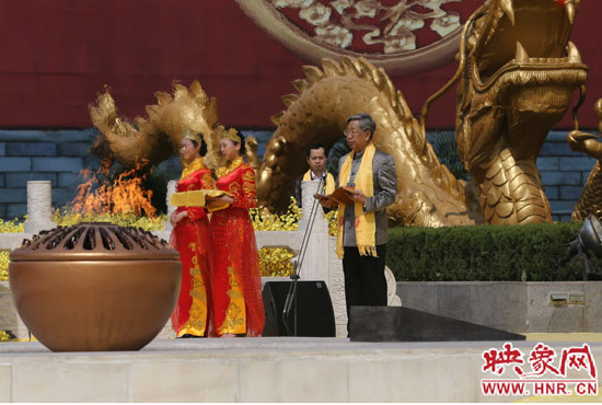 中華炎黃文化研究會會長許嘉璐宣讀拜祖大典拜祭文。映象網記者 邵恰 攝