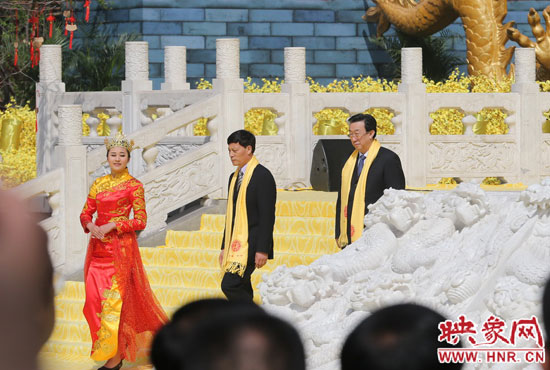 　河南省委書記、省人大常委會主任郭庚茂，河南省省長謝伏瞻敬獻花籃。映象網記者 邵恰 攝