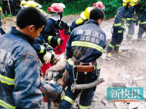 ■江蘇消防人員在現(xiàn)場搶救受傷者。CFP供圖