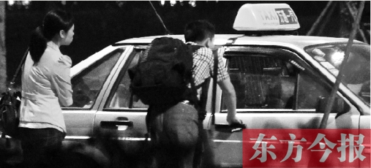5月1日，記者夜探鄭州火車東站黑出租車，司機(jī)告知記者不打表40元，記者上車錄音取證