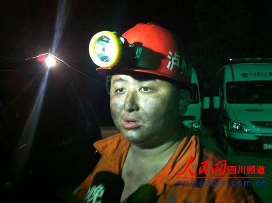 救援隊員出井時，滿臉煤灰，顯得十分疲憊。圖片為唐宗銀的隊友。（記者　李平　攝）