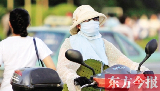 　昨日，鄭州街頭，一些女士全副“捂”裝，只為防暑防曬