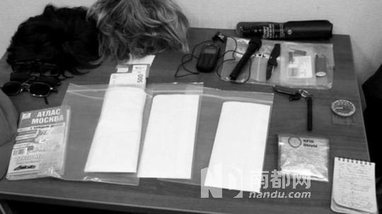 在福格爾身上發(fā)現(xiàn)的技術(shù)裝備和易容用具。
