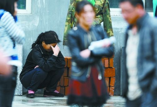 一名失蹤員工的家屬在失蹤人員信息登記處前哭泣。