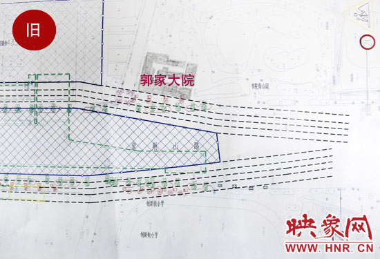 原先圖紙上顯示，在紫荊山路東側和西側，各設計了4條臨時通道。