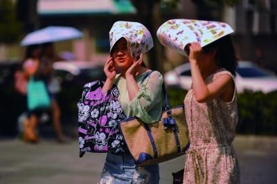 進(jìn)入7月份以來(lái)，南京出現(xiàn)了多個(gè)高溫天氣。本報(bào)資料圖片 劉瀏 攝
