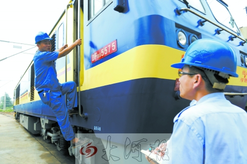 　　首發(fā)車頭以內(nèi)燃機(jī)作牽引，途中車頭、車身都會(huì)換