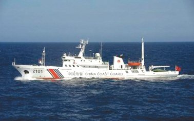 24日在釣魚島附近海域巡航的中國(guó)海警船。