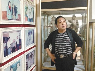 7月17日，王林向記者講述合影背后的故事。王林很樂于展示他和高官、名流的合影，但有官員曾回應(yīng)，合影不代表什么，有時(shí)候只是礙于朋友情面見他一下。新京報(bào)首席記者 張寒