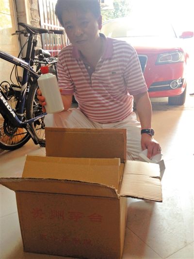 7月19日，王林的“徒弟”鄒勇向記者展示他從王林那里買到的“特供”酒。新京報(bào)首席記者 張寒