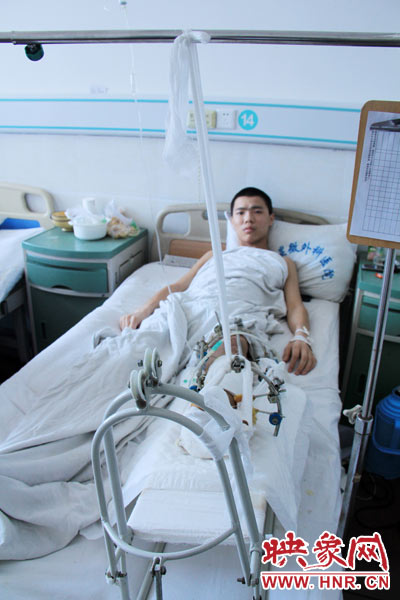 “如果有人肯幫我出4萬(wàn)元的醫(yī)藥費(fèi)，我愿意為他免費(fèi)工作3年，多苦多累都行。”7月26日，躺在病床里上的