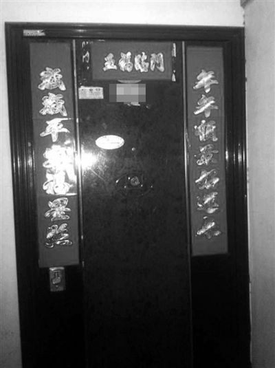 昨天22時許,被摔女童家房門緊閉,多名家屬稱,在協(xié)商處理孩子后事。新京報記者 楊鋒 攝