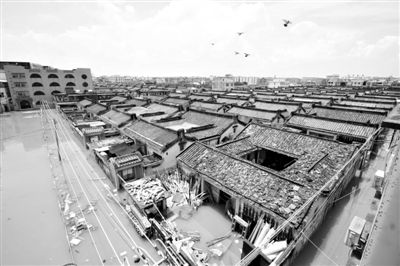 19日，廣東汕頭潮陽區(qū)和平鎮(zhèn)出現(xiàn)水浸現(xiàn)象。連日來，廣東省汕頭市潮陽區(qū)、潮南區(qū)普降暴雨。新華社發(fā)