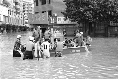 18日，廣東省清遠(yuǎn)市陽山縣縣城,消防官兵合力推動(dòng)沖鋒舟，轉(zhuǎn)移被困學(xué)生。新華社發(fā)