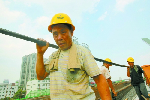 農(nóng)民工工作辛苦，權(quán)益理應(yīng)有保障。