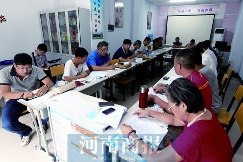消費(fèi)者代表和旁聽(tīng)人員走進(jìn)社區(qū)，聽(tīng)取市民關(guān)于鄭州地鐵的意見(jiàn)和建議