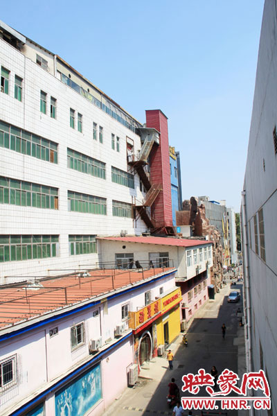 該家具賣場共6層樓，第7層建筑與其他樓層風(fēng)格迥然不同，有明顯后期加蓋痕跡