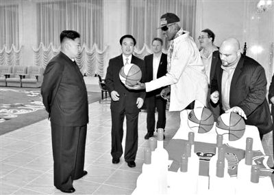 平壤，朝鮮最高領(lǐng)導(dǎo)人金正恩接待再次來訪的美國籃球明星羅德曼。