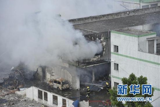 9月10日，消防人員在爆炸現(xiàn)場撲救火情。 新華社記者 梁旭 攝