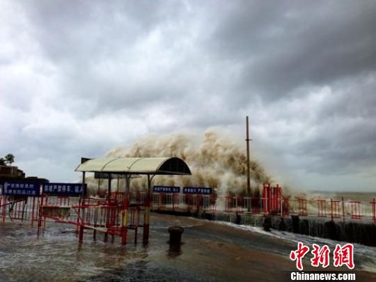 汕頭澄海萊蕪碼頭潮位猛漲，巨浪洶涌。