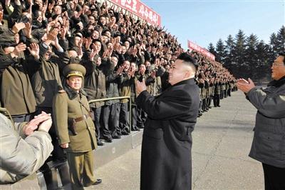 朝中社1月15日發(fā)布的圖片顯示，朝鮮最高領(lǐng)導(dǎo)人金正恩視察位于平安南道的國家科學(xué)院，與科研人員會面。