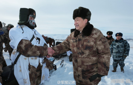 習(xí)近平慰問(wèn)戍邊官兵稱(chēng)和你們一起執(zhí)勤站崗（組圖）