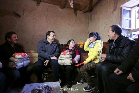 27日，李克強(qiáng)到安康旬陽金坡村看望留守兒童。
