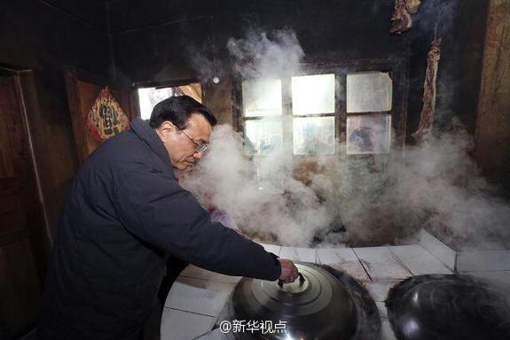 27日，李克強(qiáng)到安康旬陽金坡村看望留守兒童。