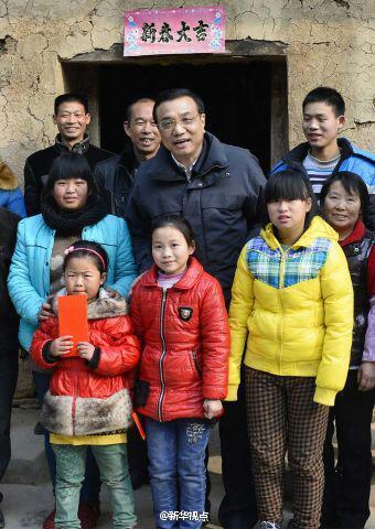 27日，李克強(qiáng)到安康旬陽金坡村看望留守兒童。