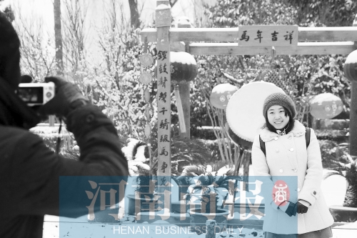 紫荊山公園里布置喜慶，引來不少游客合影留念。記者 楊東華/攝