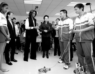 昨天上午，彭麗媛與米歇爾共同參觀北師大二附中，觀看學(xué)生們演示自己設(shè)計(jì)制作的幾何機(jī)器人。