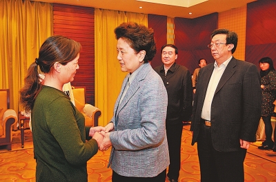  4月9日，中共中央政治局委員、國務(wù)院副總理劉延東在鄭州接見“踐行焦裕祿精神的好校長”張偉的家屬。