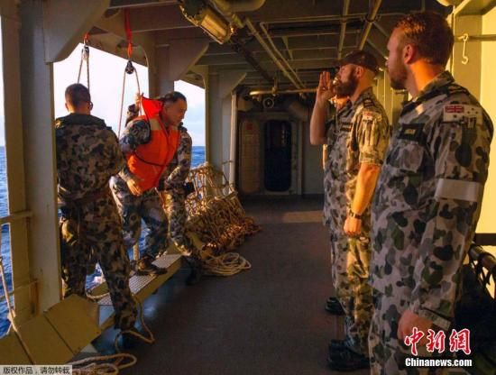 　據(jù)澳大利亞海軍4月11日發(fā)布的圖片顯示，中澳海軍海上聯(lián)合搜尋失聯(lián)客機。據(jù)悉，澳大利亞總理當天表示，澳方執(zhí)行搜尋失聯(lián)客機任務的搜救人員已獲知黑匣子的大致位置。