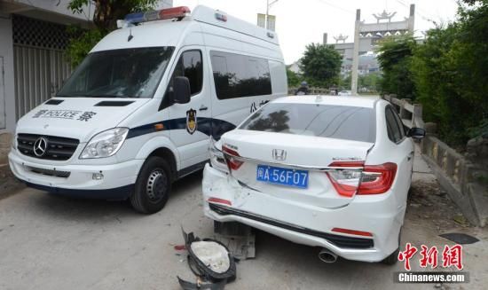  4月28日，福建省福州市閩侯縣發(fā)生一起惡性駕車撞人事件，圖為被撞車輛損毀嚴(yán)重。經(jīng)初查，該肇事男子叫林某新（漢族，37歲，福州長樂人），因婚姻問題，情緒失控，駕車從閩侯縣青口鎮(zhèn)往尚干鎮(zhèn)方向，沿奔馳大道行駛，連續(xù)撞人。中新社發(fā) 劉可耕 攝