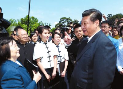 習(xí)近平在校園觀看北大師生紀(jì)念五四運(yùn)動(dòng)95周年青春詩(shī)會(huì)時(shí)同朗誦者親切交談。新華社發(fā)