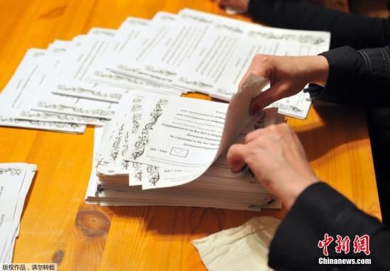 　　當(dāng)?shù)貢r間2014年5月11日，烏克蘭東部地區(qū)選舉工作人員開始公投計票工作。