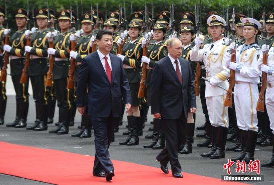 5月20日，中國國家主席習(xí)近平在上海舉行儀式歡迎俄羅斯總統(tǒng)普京訪華。中新社發(fā) 廖攀 攝