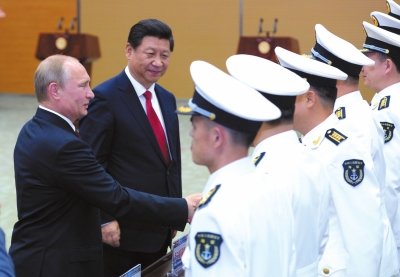 習(xí)近平與普京共同出席中俄聯(lián)合軍演開幕式。