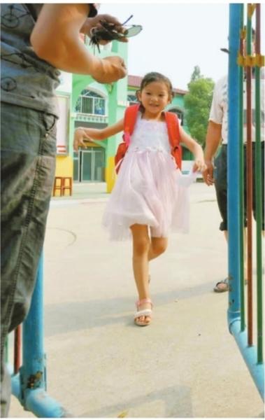 　　昨日，潛江市浩口鎮(zhèn)第三小學(xué)已被戒嚴，下午幼兒園學(xué)生放學(xué)時，一些家長前來接孩子