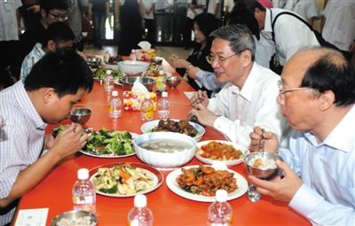 昨日中午，國(guó)臺(tái)辦主任張志軍（右二）在臺(tái)中市長(zhǎng)胡志強(qiáng)的陪同下和盲校的孩子共進(jìn)午餐。當(dāng)晚，張志軍結(jié)束訪臺(tái)回京。 新華社發(fā)
