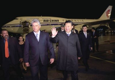 21日晚,習(xí)近平乘坐的專機(jī)抵達(dá)哈瓦那何塞·馬蒂國際機(jī)場(chǎng)。古巴國務(wù)委員會(huì)第一副主席兼部長會(huì)議第一副主席